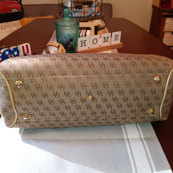 EUC Dooney & Bourke Signature Satchel Tote  Tan Canvas w/ Leather Trim - Picture 5 of 12